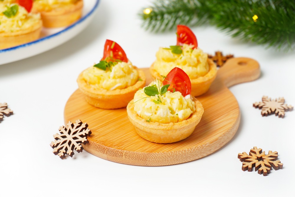Тарталетки с сыром и помидорами на праздничный стол