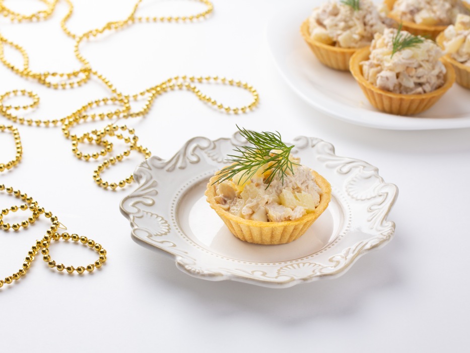 Тарталетки с сыром, курицей, ананасом и чесноком