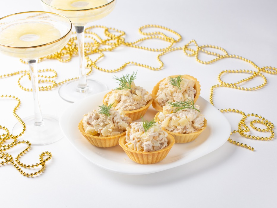 Тарталетки с сыром, курицей, ананасом и чесноком