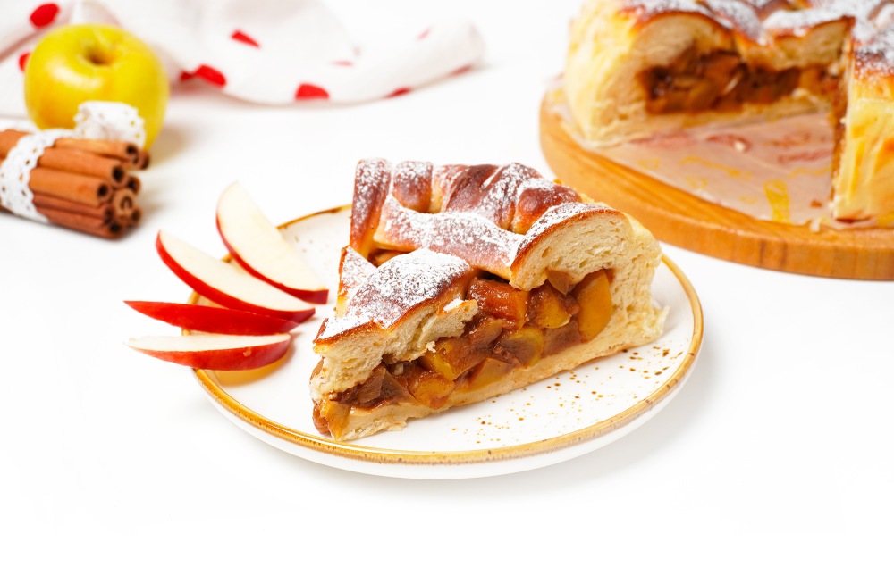 Яблочный пирог с карамелью и корицей