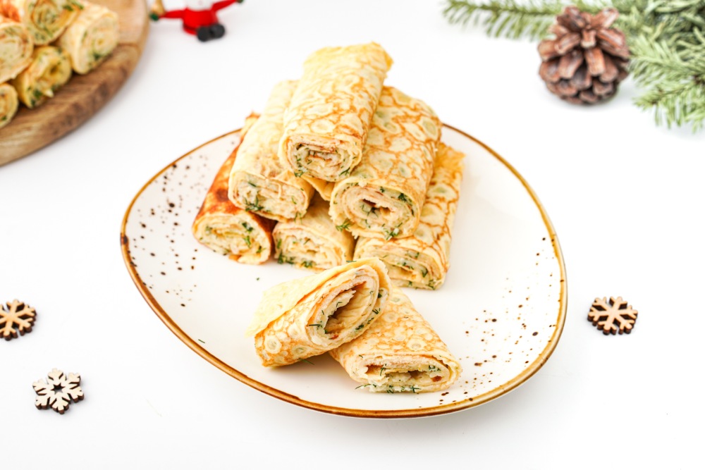 Яичный рулет с начинкой на праздничный стол