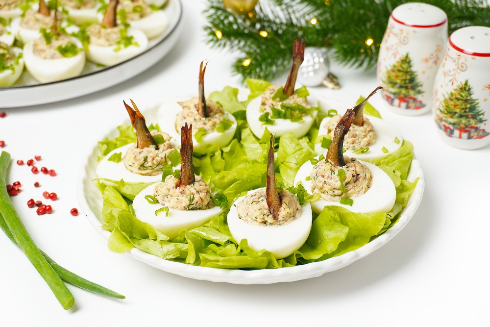 Яйца фаршированные со шпротами на праздничный стол