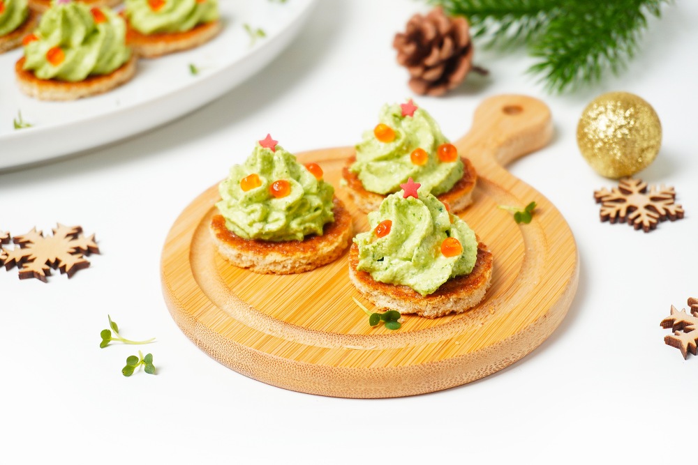 Закуска на крекерах на новогодний стол