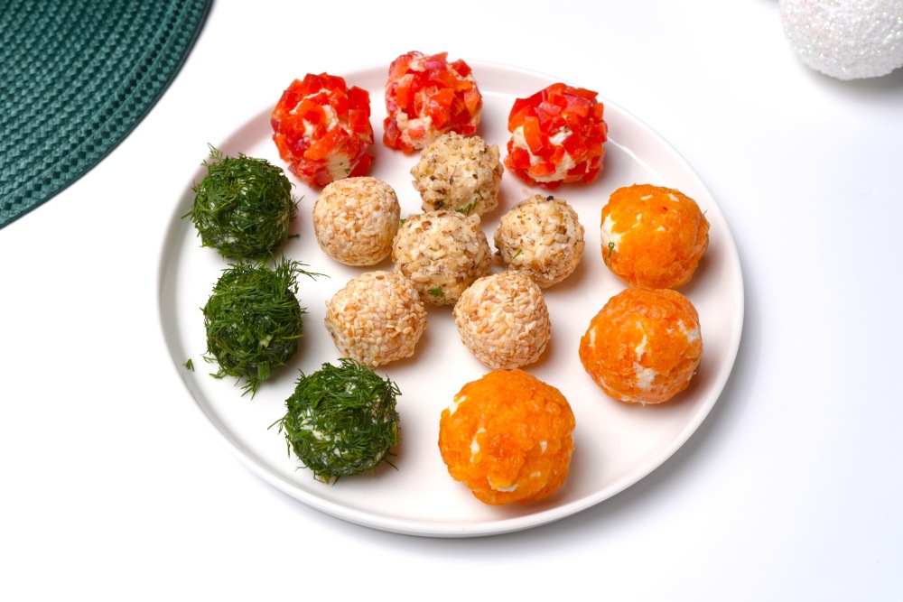 Новогодняя закуска — сырные шарики