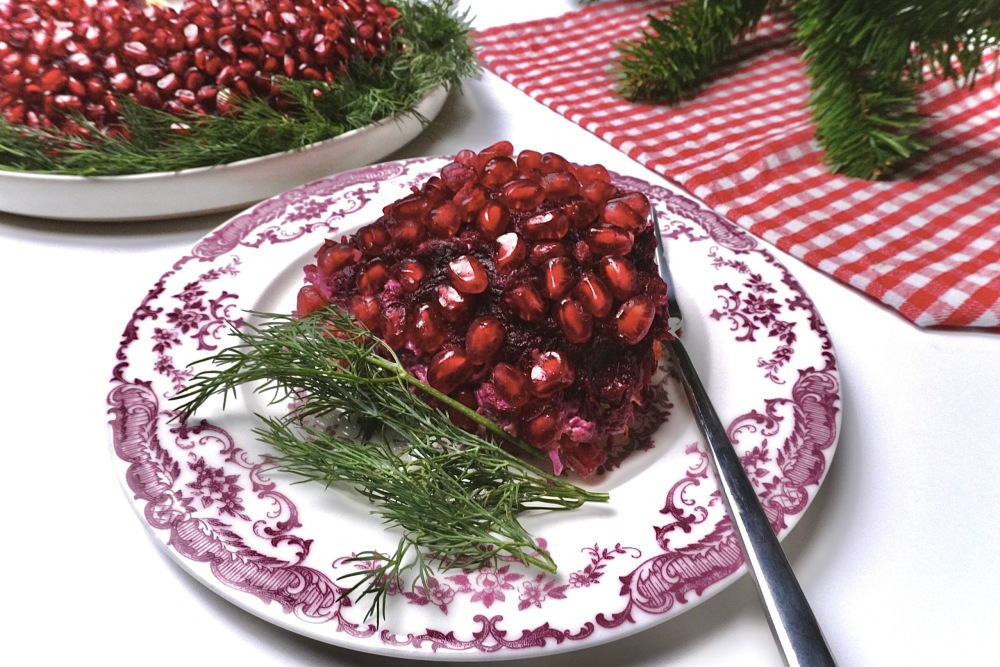 Салат “Гранатовый браслет” с копченой курицей