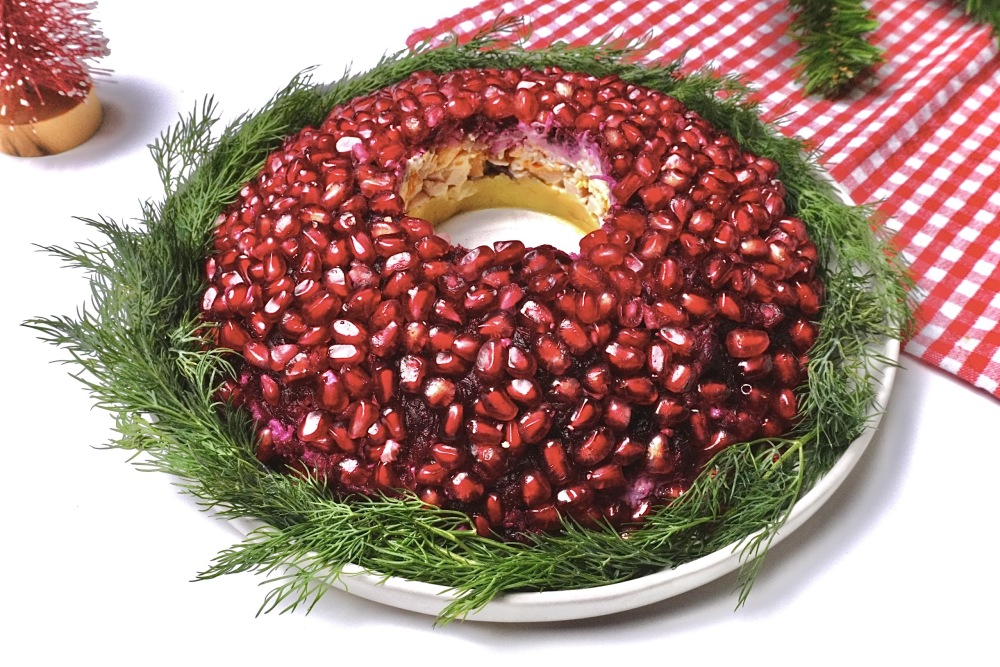 Салат “Гранатовый браслет” с копченой курицей