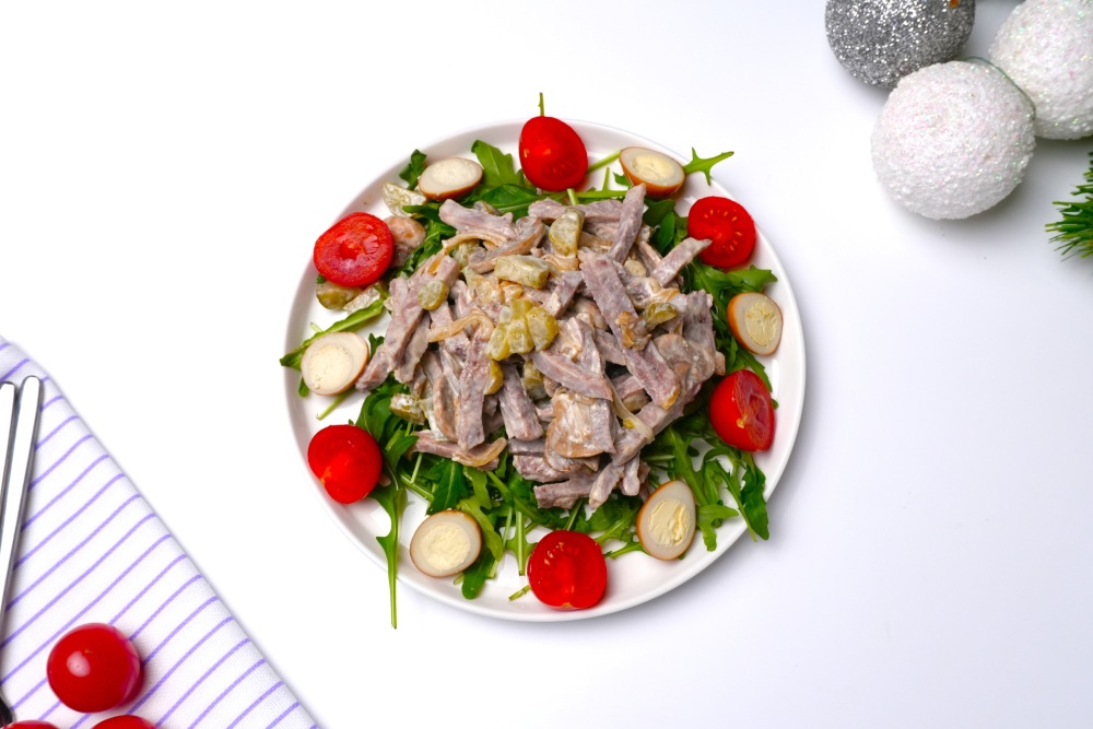 Салат с говяжьим языком и грибами