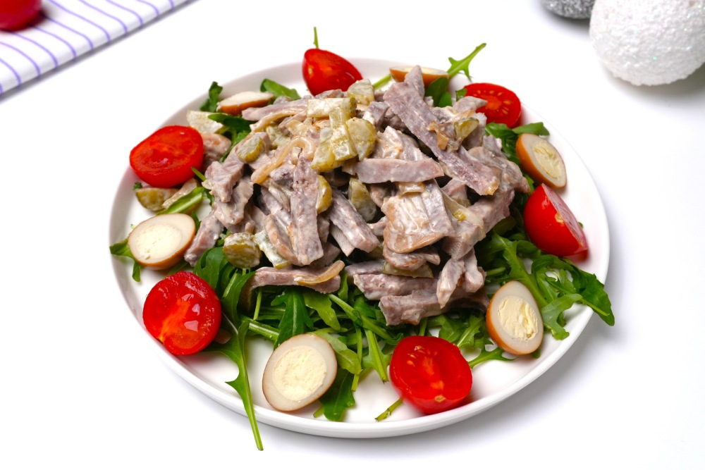 Салат с говяжьим языком и грибами