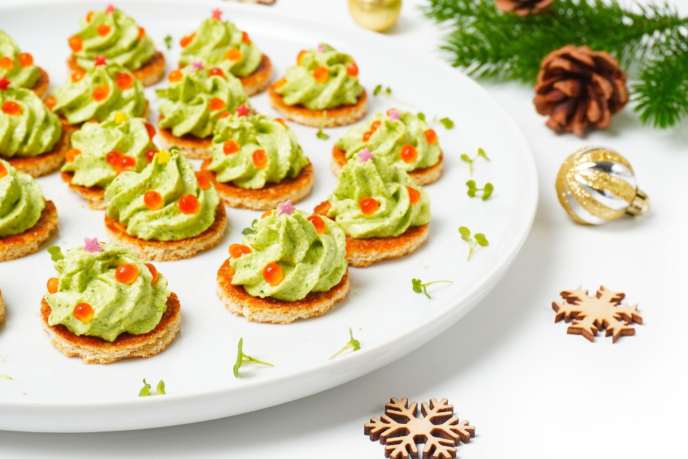 Закуска на крекерах на новогодний стол