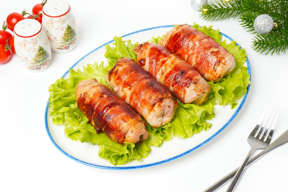 Свиные рулетики с сыром и черносливом в беконе на Новый год