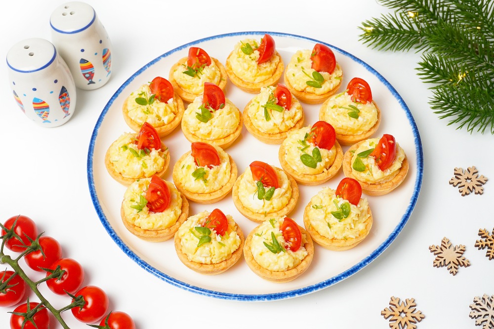 Тарталетки с сыром и помидорами на праздничный стол