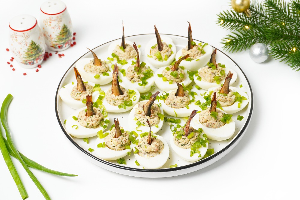 Яйца фаршированные со шпротами на праздничный стол