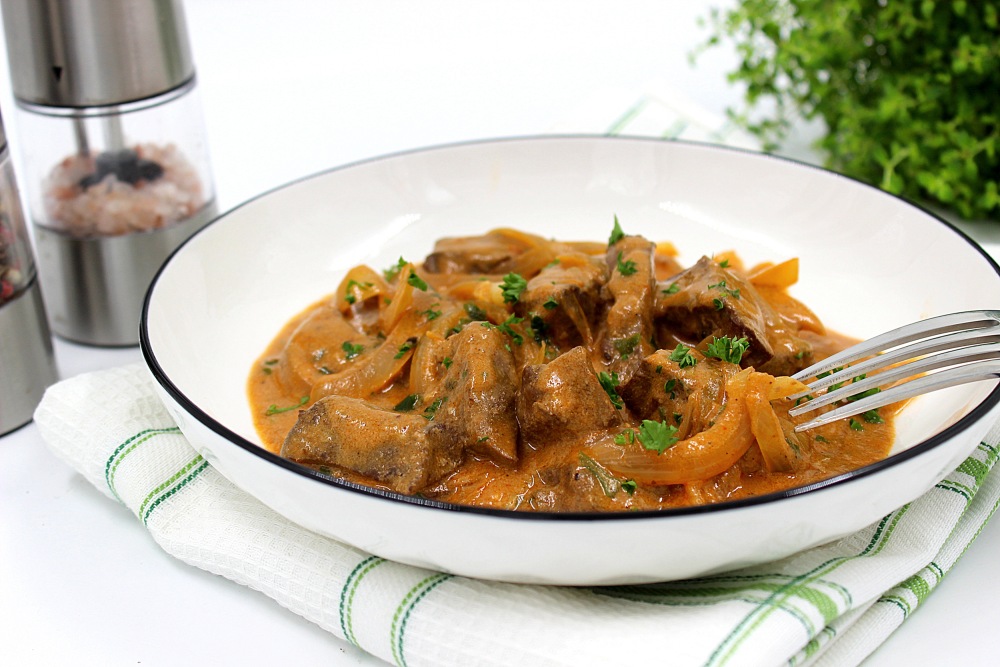 Бефстроганов из печени со сметаной на сковороде