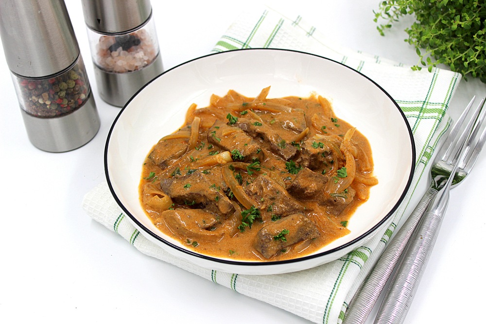 Бефстроганов из печени со сметаной на сковороде