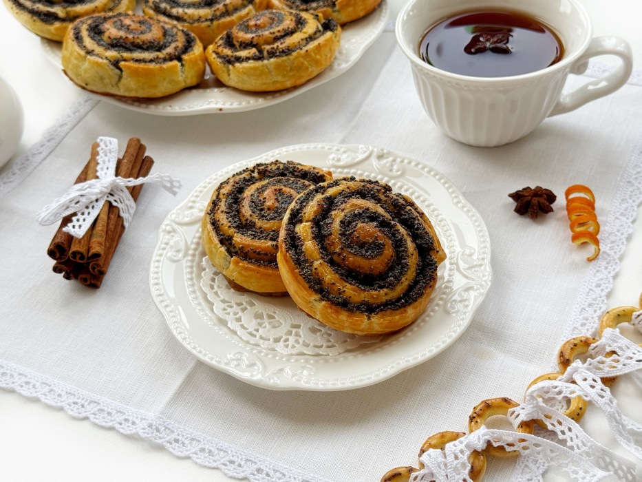 Булочки с маком из слоеного теста