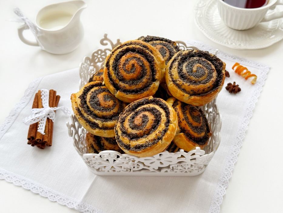 Булочки с маком из слоеного теста