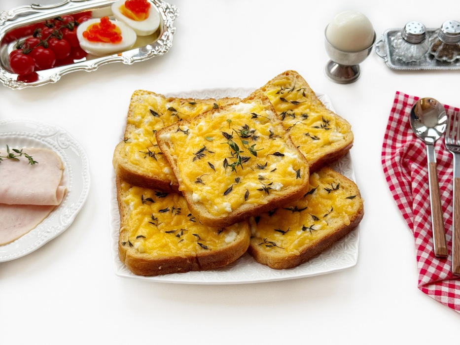 Быстрые хрустящие гренки с яйцом и сыром на завтрак