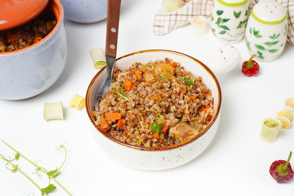 Гречка с курицей в духовке в горшочках