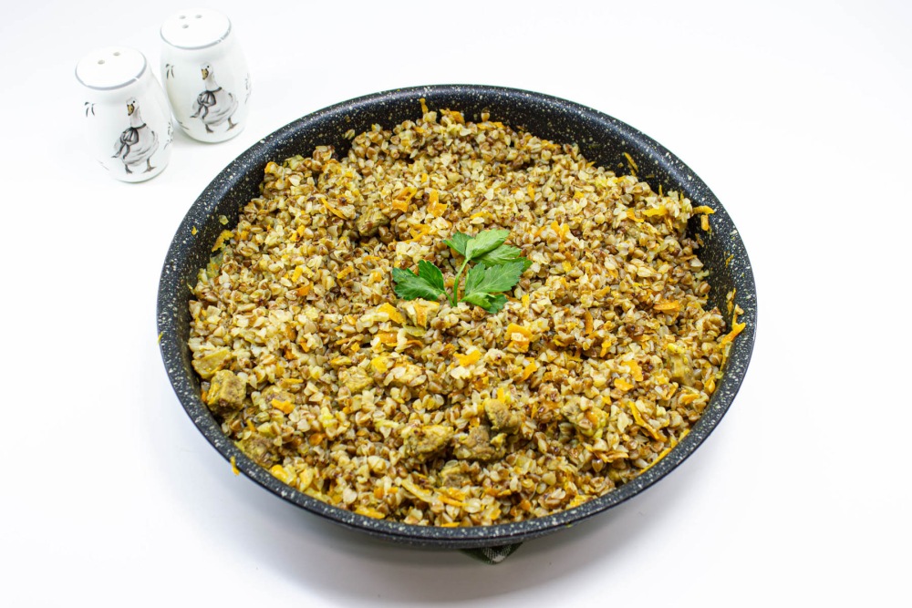 Гречка со свининой на сковороде с луком и морковью