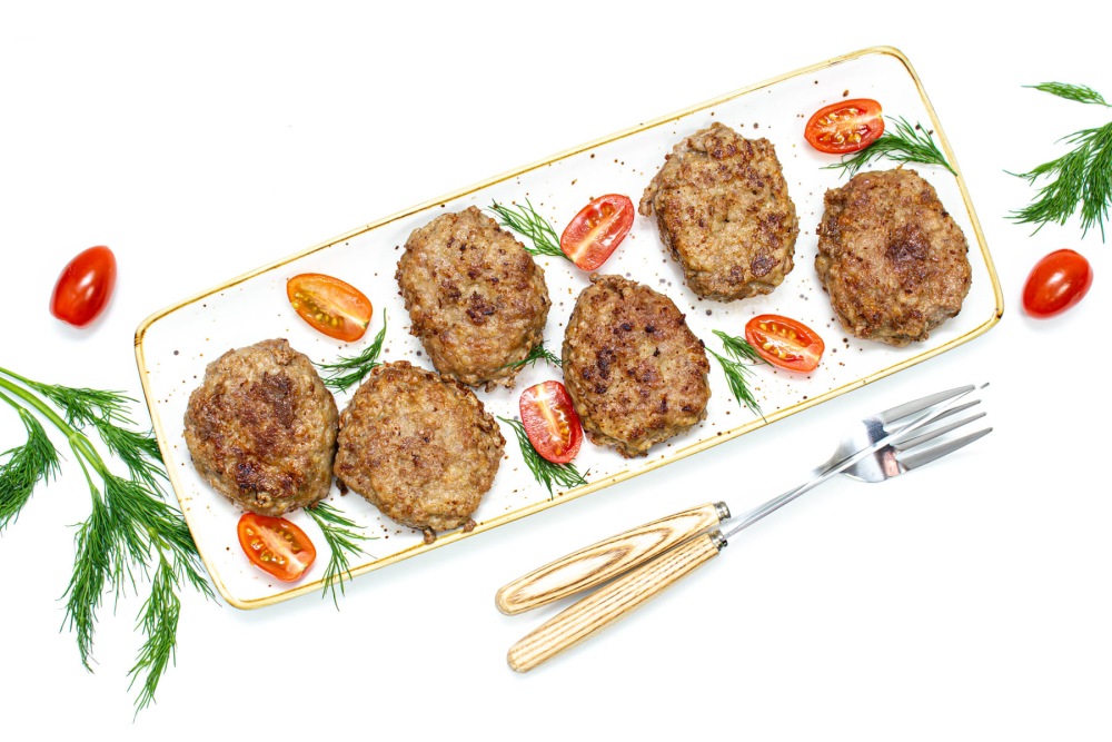 Котлеты из свино-говяжьего фарша на сковороде