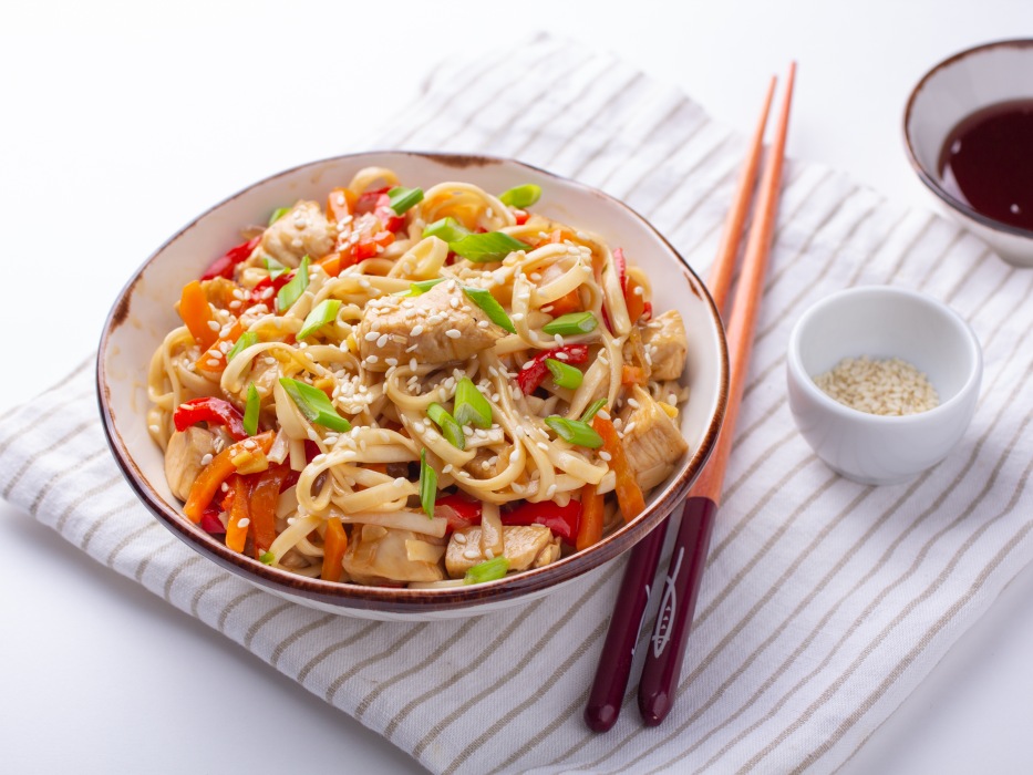 Лапша удон с курицей в соусе терияки