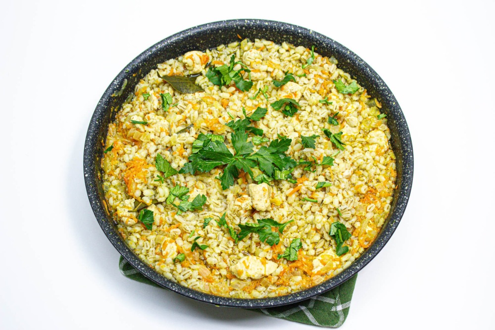 Перловая каша с мясом на сковороде