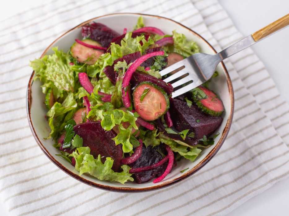 Салат из вареной свеклы с огурцом