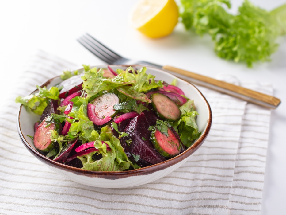 Салат из вареной свеклы с огурцом