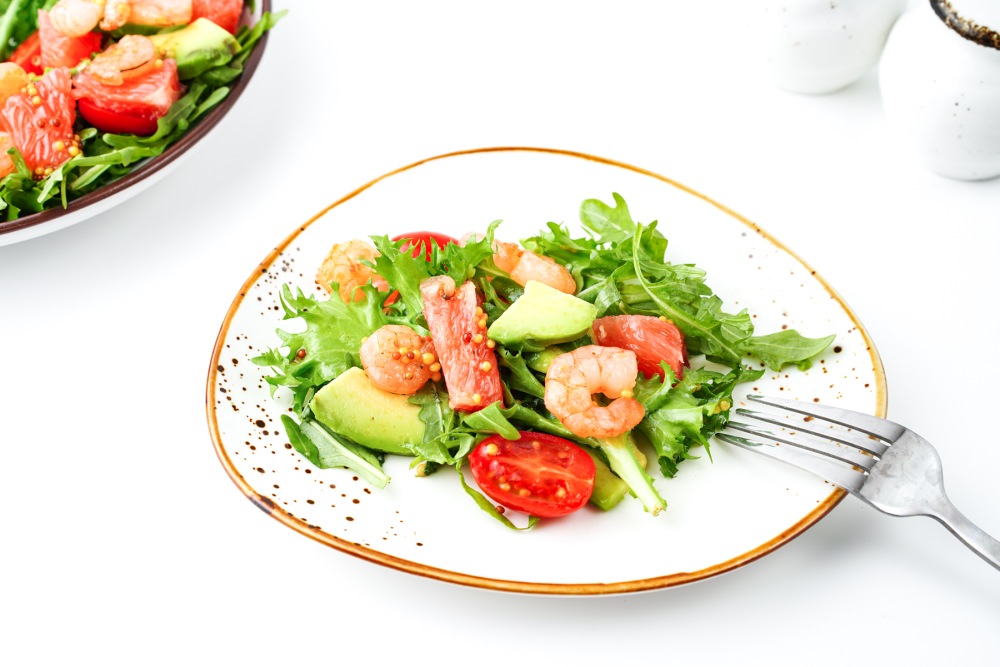 Салат с грейпфрутом, креветками и авокадо