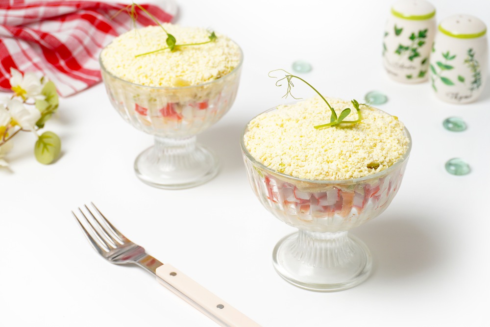 Салат с крабовыми палочками и сыром