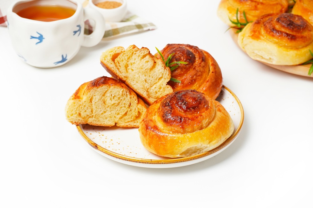 Сдобные булочки на кефире и сухих дрожжах