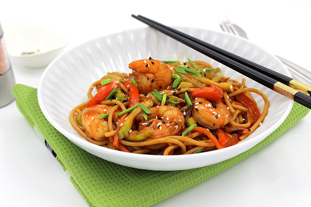 Соба с креветками и овощами в соевом соусе