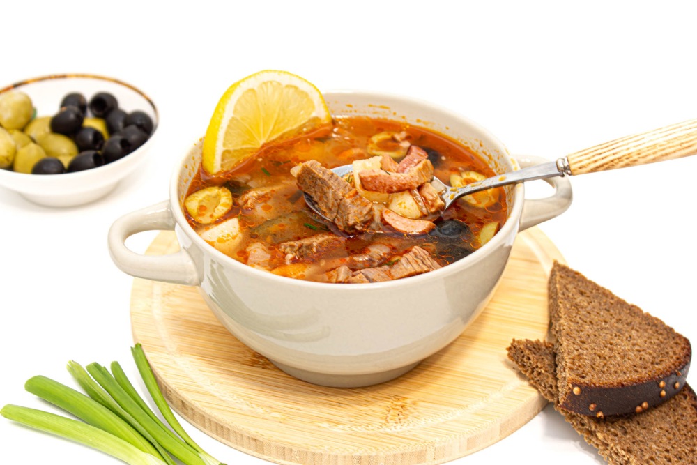 Солянка домашняя с картошкой, колбасой и солеными огурцами