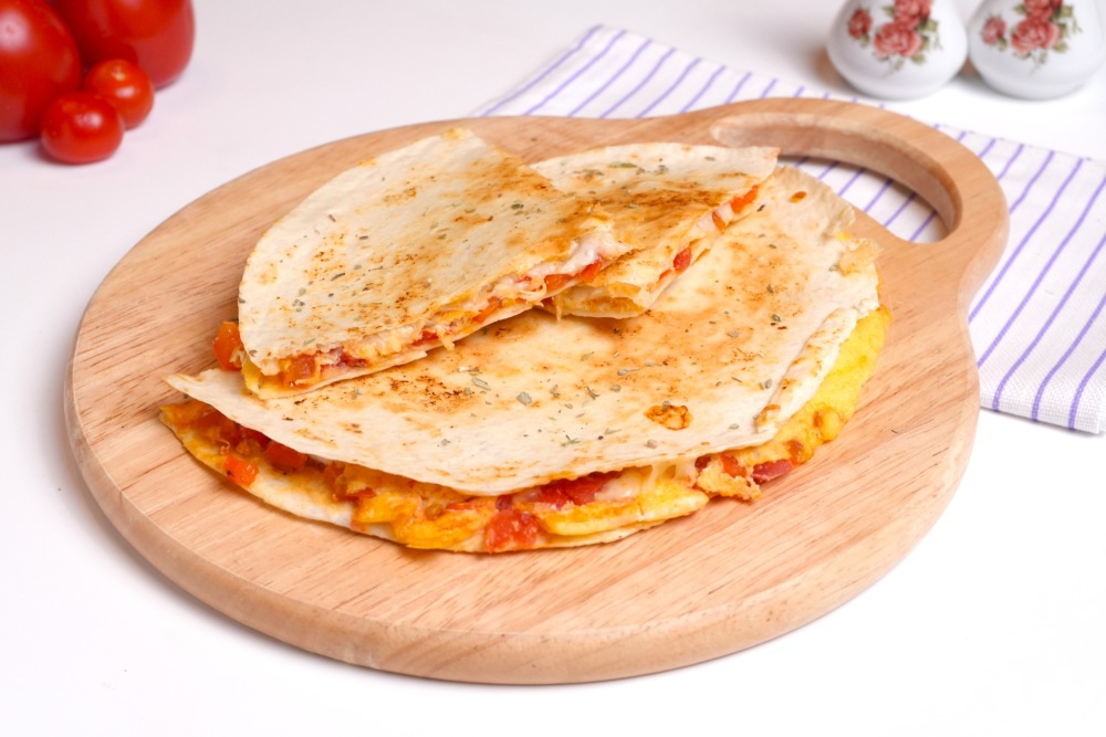 Лепешка тортилья с начинкой на сковороде