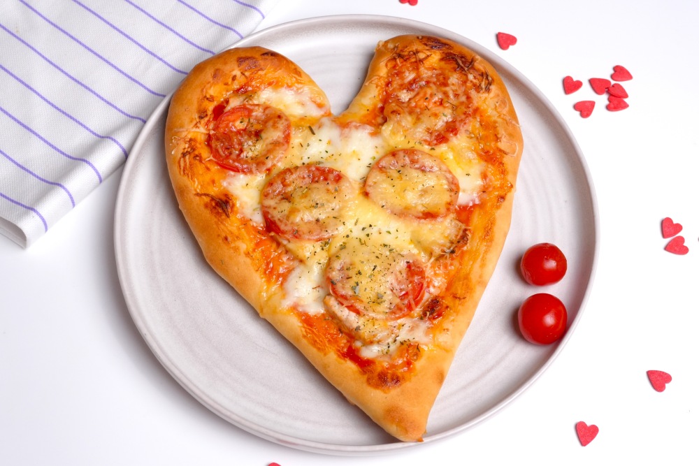Пицца в форме сердца на 14 февраля