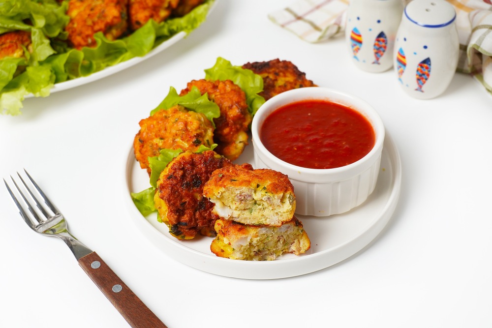 Рубленые рыбные котлеты из минтая на сковороде