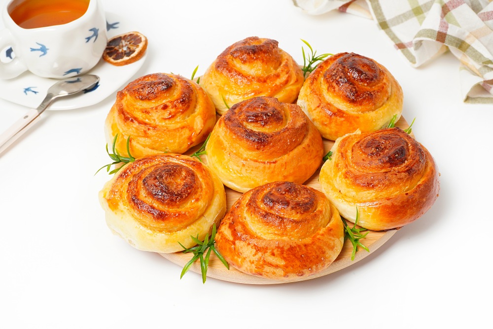 Сдобные булочки на кефире и сухих дрожжах