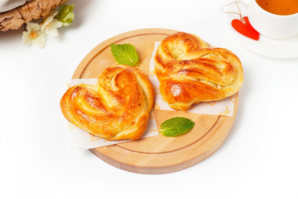 Булочки сердечки с сахаром в духовке