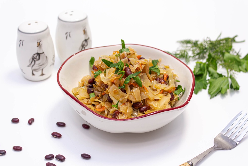 Капуста тушеная с фасолью на сковороде