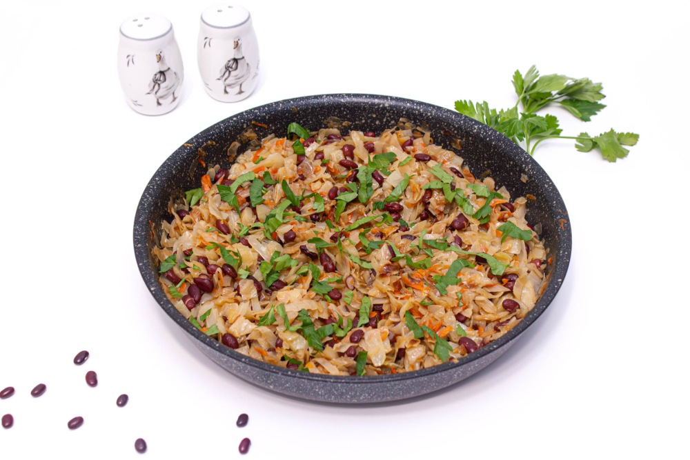 Капуста тушеная с фасолью на сковороде