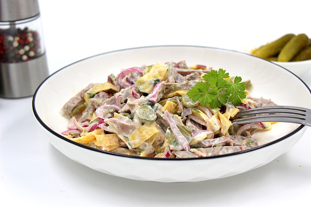 Классический салат с говядиной и огурцами