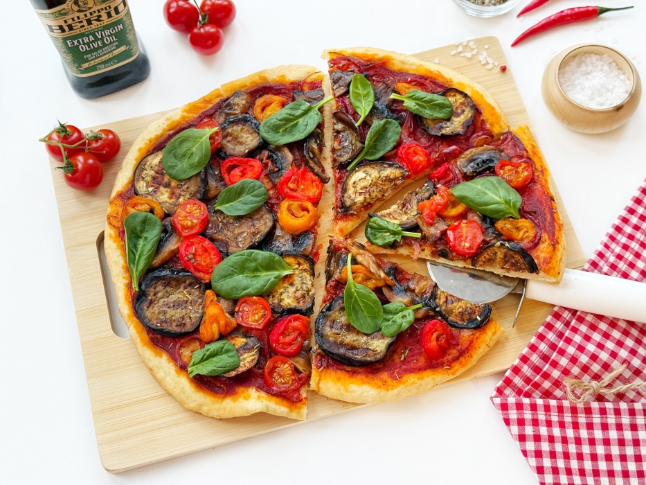 Постная пицца с баклажанами и грибами