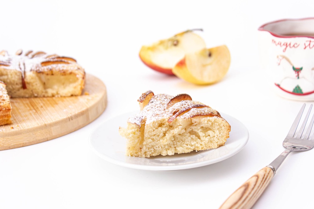 Постный манник с яблоками в духовке