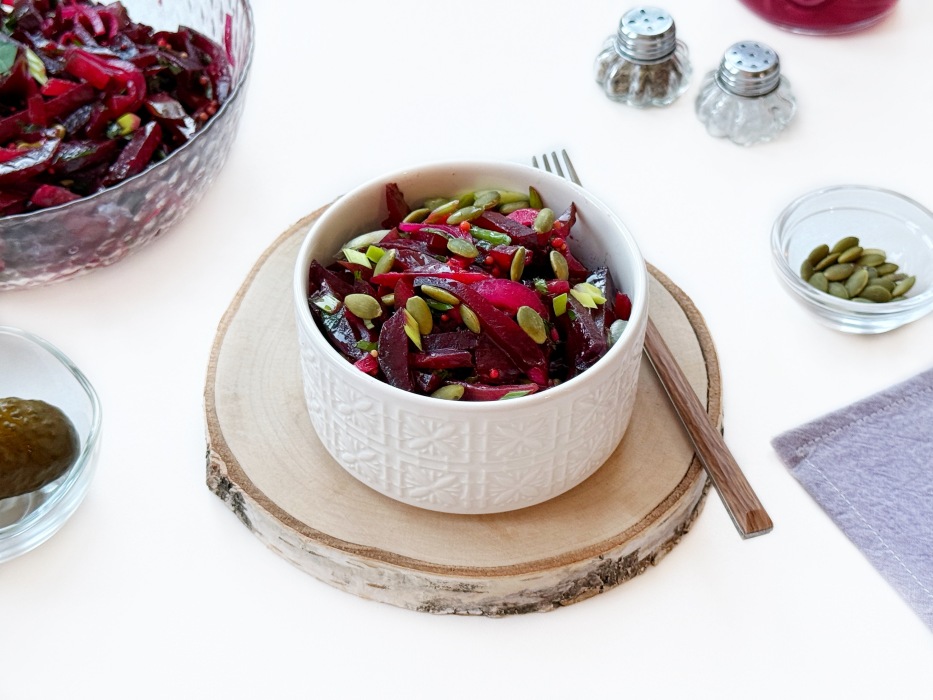 Салат из свеклы с огурцами солеными