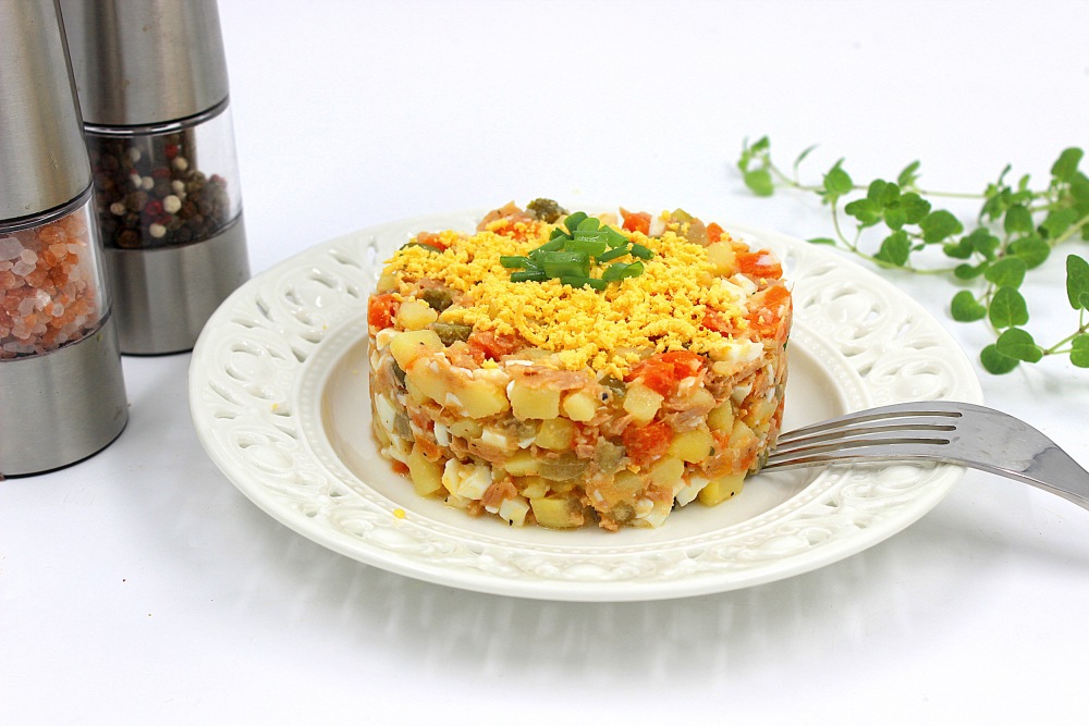 Салат рыбный с картошкой классический
