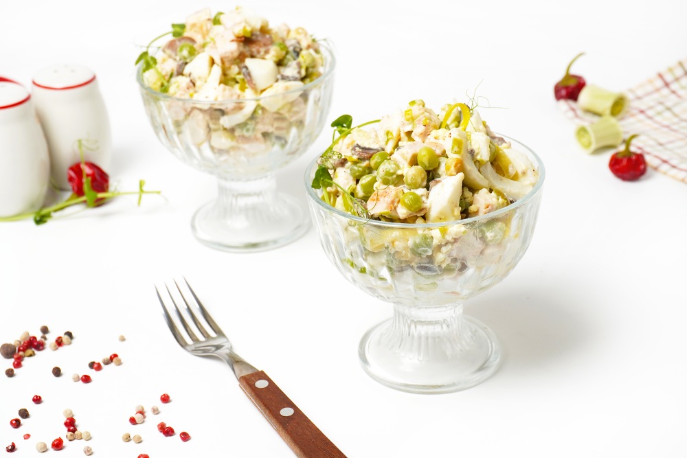 Салат с курицей и грибами классический простой