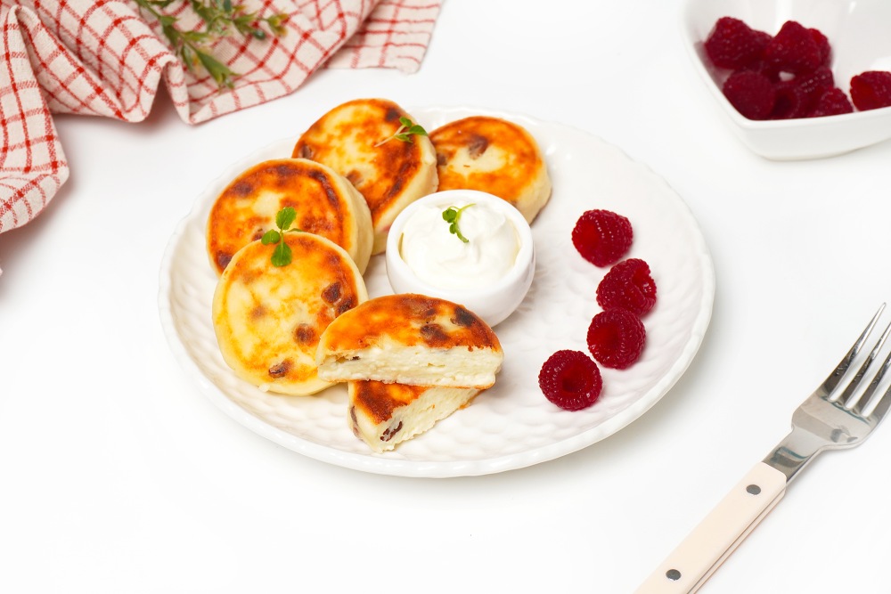 Классические сырники с изюмом: рецепт для заморозки