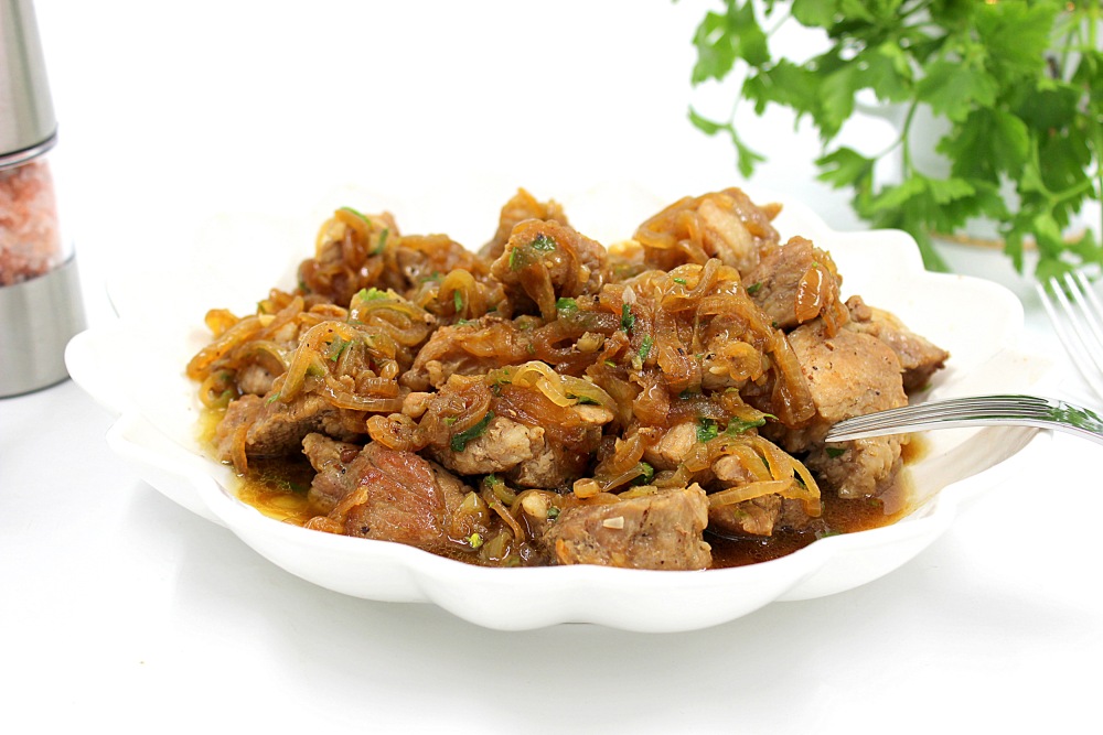 Сочная свинина на сковороде с луком