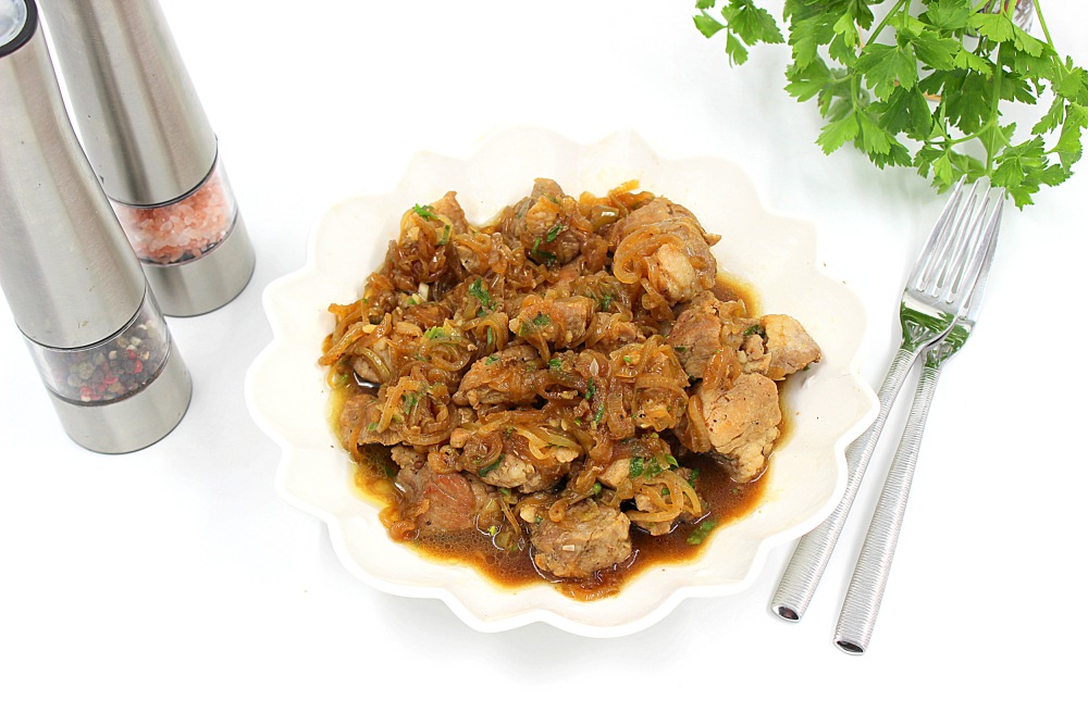 Сочная свинина на сковороде с луком