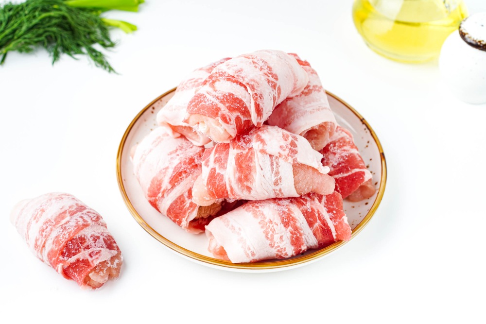 Заготовки впрок: мясные рулеты с сыром в беконе